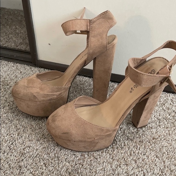 Tan heels - Picture 3 of 3